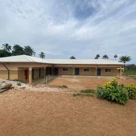 Construcción de una escuela vocacional en el nuevo Fambul Therapy Centre Compound